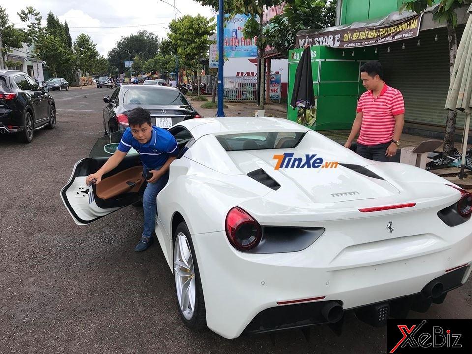 Siêu xe Ferrari 488 Spider vẫn sở hữu động cơ V8