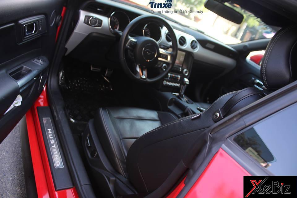 Ngoài ra, chiếc xe thể thao này còn có bệ cửa với dòng chữ Ford Mustang phát sáng và khi chủ nhân mở cửa sẽ xuất hiện hình ảnh chú ngựa hoang phản chiếu dưới mặt đất