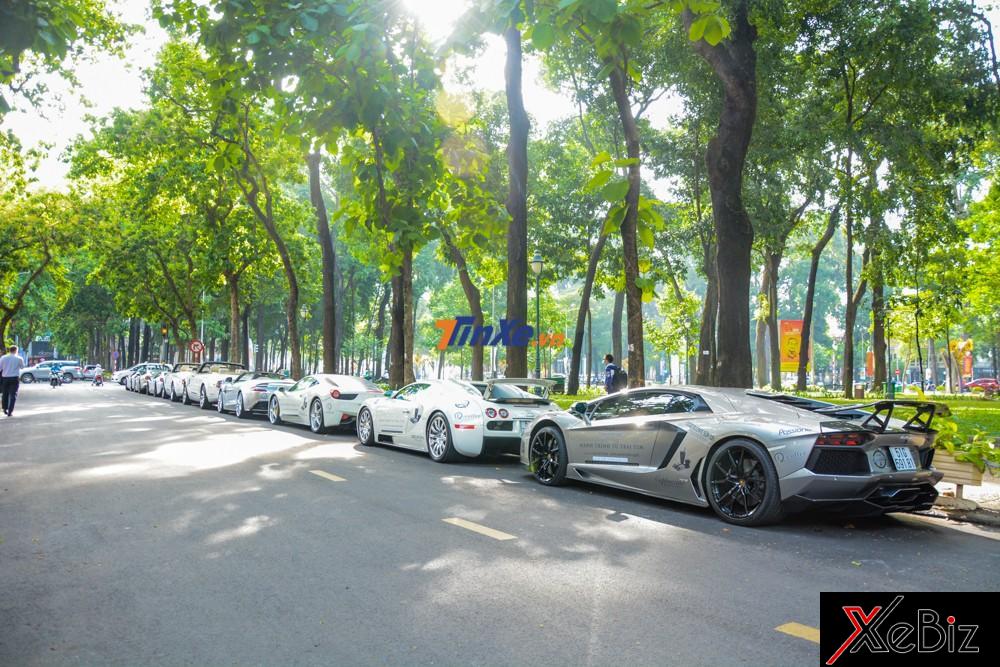 Giá trị ước tính cho dàn siêu xe này không dưới 100 tỷ Đồng. Tuy nhiên, đây chỉ là 1/4 số xe nằm trong bộ sưu tập xế khủng của ông Đặng Lê Nguyên Vũ được đem đi trưng bày. Giá trị ước tính cho dàn siêu xe này không dưới 100 tỷ Đồng. Tuy nhiên, đây chỉ là 1/4 số xe nằm trong bộ sưu tập xế khủng của ông Đặng Lê Nguyên Vũ được đem đi trưng bày.