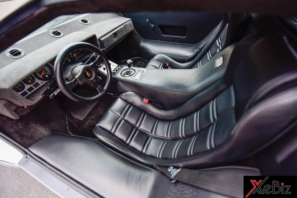 Bên trong khoang lái của Lamborghini Countach LP400 S Series II có nội thất màu đen. Một số linh kiện xuống xấp đã được thay mới nhưng vẫn đảm bảo nguyên bản.