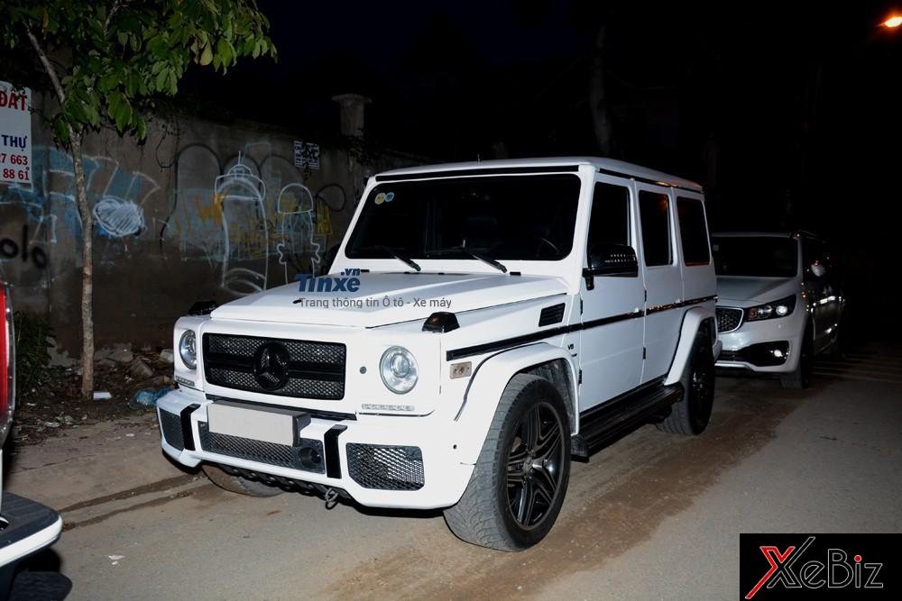 Chiếc Mercedes-Benz G55 AMG này từng thuộc sở hữu của Cường Đô-la. Chiếc SUV hạng sang&nbsp;đã&nbsp;được sơn lại màu trắng. Nguyên bản xe có màu sơn&nbsp;bạc.