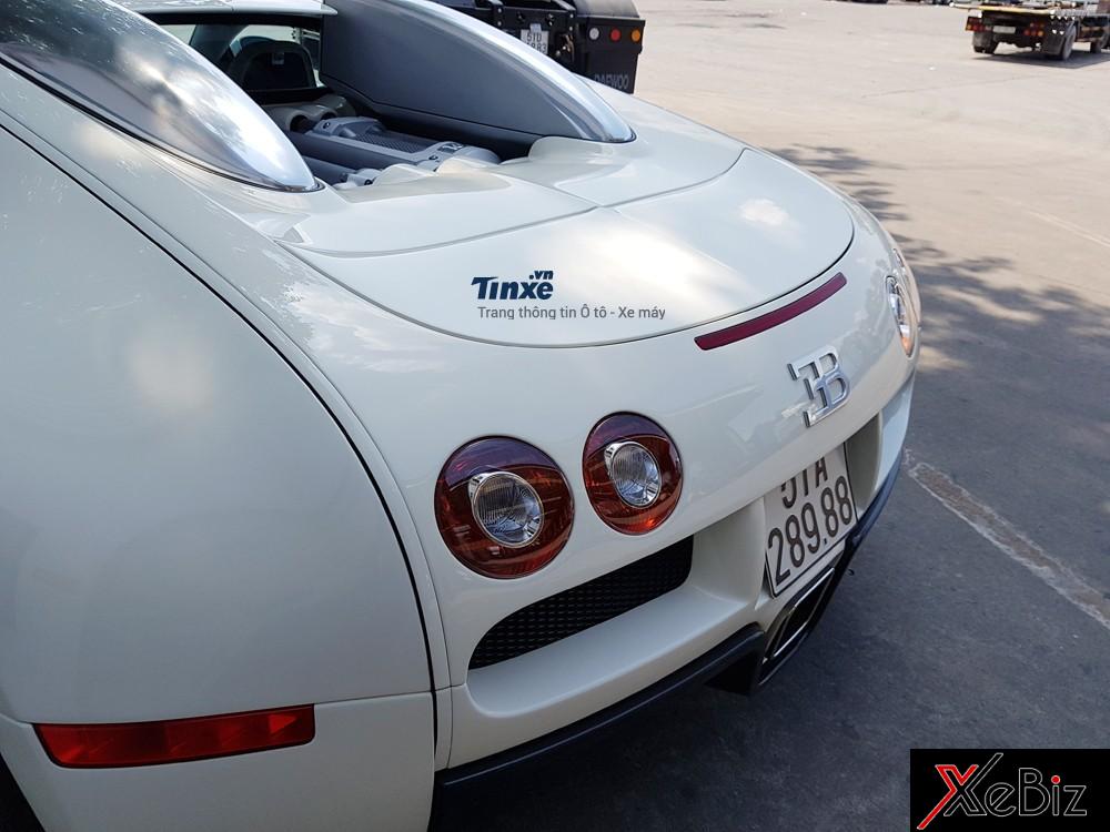 Khối động cơ trên giúp Bugatti Veyron chỉ mất chưa đầy 2,5 giây là có thể tăng tốc lên 100 km/h từ vị trí xuất phát. Từ 0-200 km/h ông hoàng tốc độ tốn khoảng thời gian 3,8 giây. Tốc độ tối đa trên Bugatti Veyron bản tiêu chuẩn là 408.84 km/h. Những con số này so với các siêu xe được sản xuất trong năm 2005 là điều đáng nể.