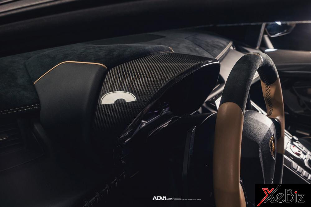 Chỉ là chi tiết ốp bảng đồng hồ cho siêu xe Aventador SV Roadster, các kỹ sư của Lamborghini cũng sử dụng sợi carbon bóng để làm ra