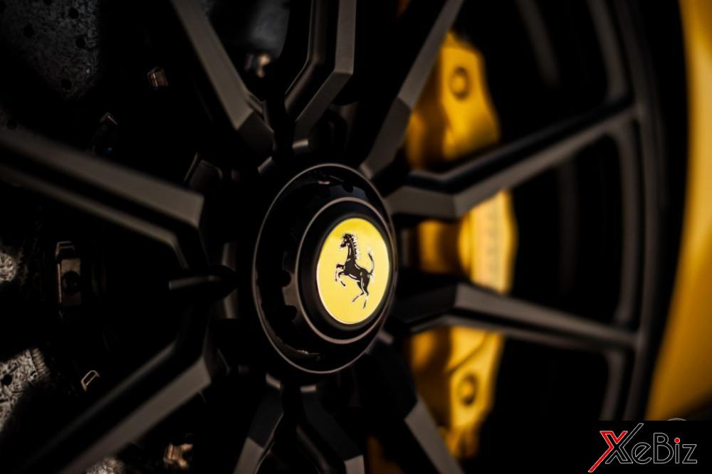 Nhờ hệ dẫn động hybrid đây mạnh mẽ này đã giúp Ferrari LaFerrari có thời gian tăng tốc từ 0-100 km/h chỉ trong thời gian 3,1 giây trước khi đạt vận tốc tối đa 350 km/h.