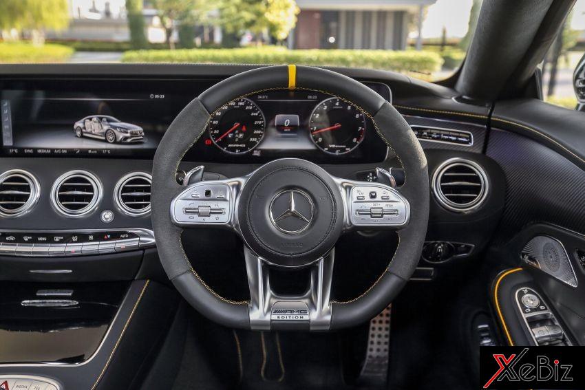 Bản Mercedes-AMG S63 Yellow Night Edition có thêm dấu gạch màu vàng trên đỉnh vô lăng hướng 12h Bản Mercedes-AMG S63 Yellow Night Edition có thêm dấu gạch màu vàng trên đỉnh vô lăng hướng 12h