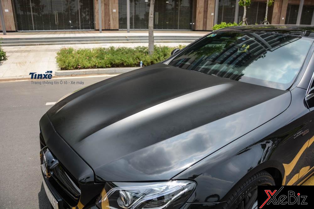 Nắp capô của Mercedes-Benz E63 S với những đường gân nổi cơ bắp. Người yêu độ xe tại Thủ Đức quyết định cho chi tiết này khoác áo đen nhám. Nắp capô của Mercedes-Benz E63 S với những đường gân nổi cơ bắp. Người yêu độ xe tại Thủ Đức quyết định cho chi tiết này khoác áo đen nhám.