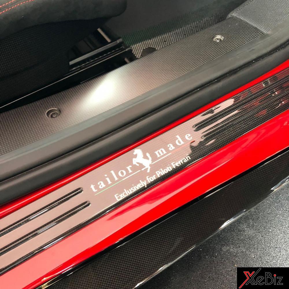 Ốp bậc cửa của Ferrari 488 Pista Piloti