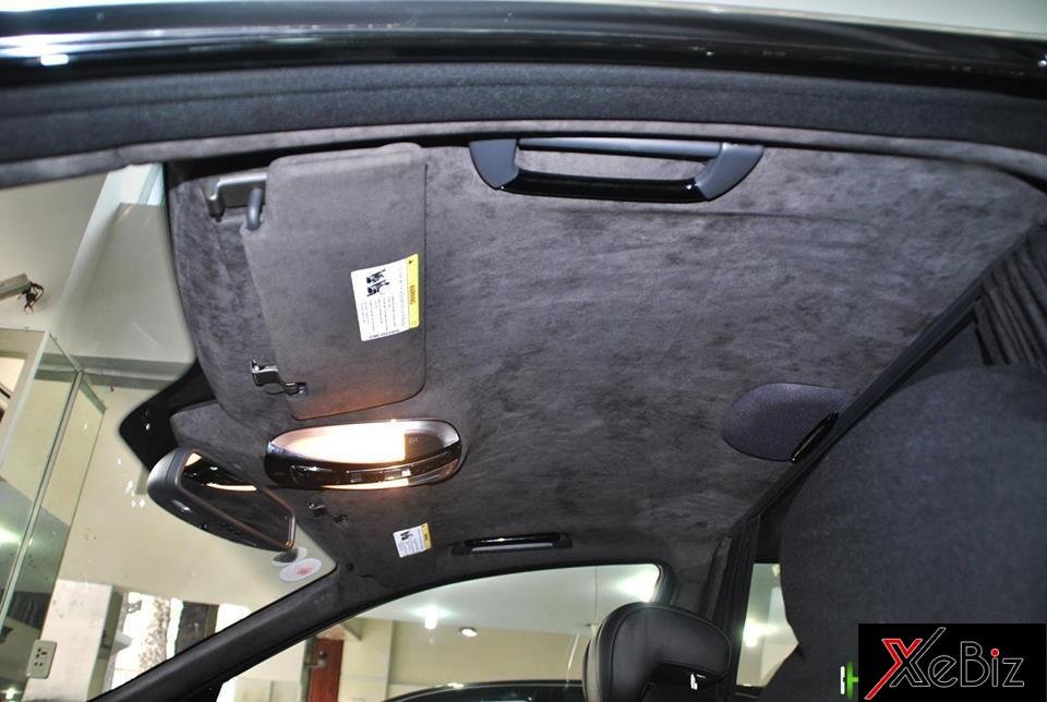 Còn ở trần xe dành cho tài xế chiếc Maybach 62S chỉ được trang bị loại da lộn cao cấp