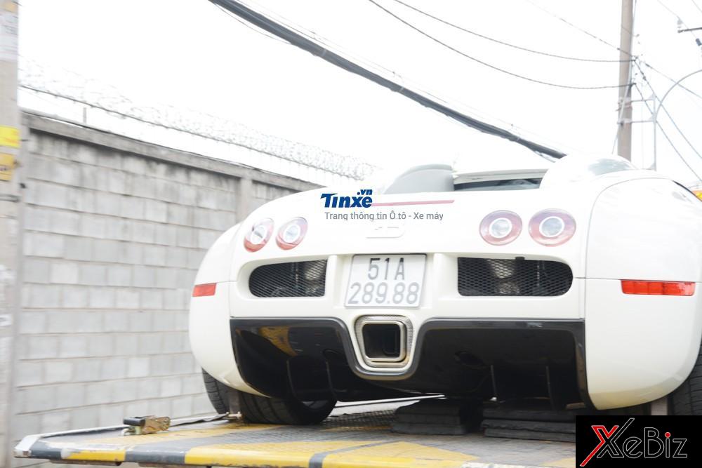 Cản&nbsp;va sau của Bugatti Veyron&nbsp;độc nhất vô nhị tại Việt Nam cũng được&nbsp;đúc nguyên khối từ sợi carbon. Chi tiết&nbsp;này vừa mang&nbsp;đến vẻ&nbsp;đẹp so xe&nbsp;đồng thời giúp trọng lượng của xe giảm cân&nbsp;đáng kể.