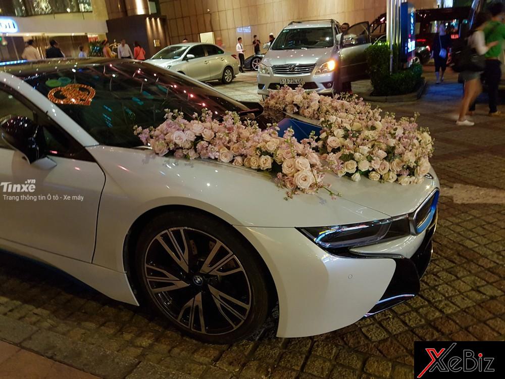 Khi kết hợp động cơ xăng và điện cùng hộp số tự động 6 cấp, BMW i8 có thời gian tăng tốc từ vị trí xuất phát lên 100km/h trong vòng 4,4 giây trước khi đạt vận tốc tối đa 250 km/h.