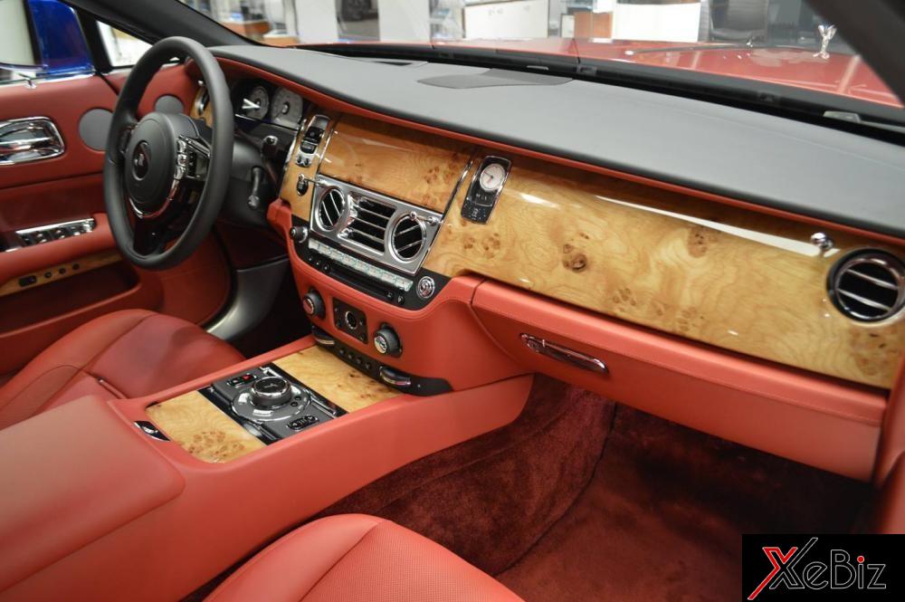 Những thớ gỗ này được lựa chọn cẩn thận và mất hàng chục giờ để kỹ sư Rolls-Royce đem lên nội thất chiếc Coupe siêu sang Những thớ gỗ này được lựa chọn cẩn thận và mất hàng chục giờ để kỹ sư Rolls-Royce đem lên nội thất chiếc Coupe siêu sang