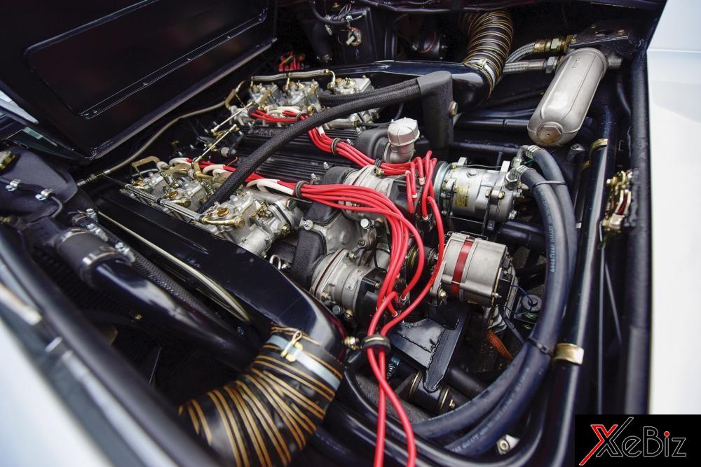 Lamborghini Countach ban đầu được trang bị động cơ V12, dung tích 4.0 lít, sản sinh công suất tối đa 370 mã lực và mô-men xoắn cực đại đạt 361Nm. 