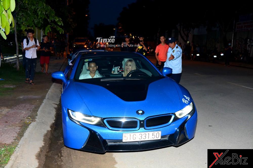 BMW i8 của một nữ doanh nhân trẻ tuổi cũng góp mặt vào sự kiện Car & Passion Tây Nguyên. Cô gái này cũng tham dự vào hành trình siêu xe&nbsp;đình&nbsp;đám diễn ra vào tháng 3/2018.