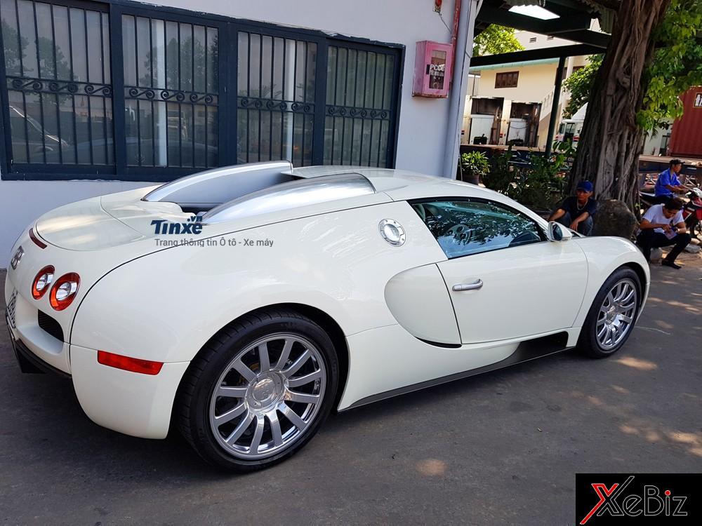 Dù có giá bán cơ bản hơn 1 triệu USD, tuy nhiên, ngoại hình của Bugatti Veyron lại có thiết kế đơn giản so với các đối thủ còn lại. Các chi tiết trên xe được bo tròn khiến cho tổng thể thiết kế của ông hoàng tốc độ khá mủm mỉm. Giới mê xe gọi Bugatti Veyron với các tên thân mật Bu Béo.