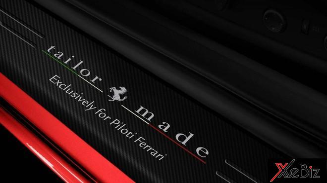 Cuối cùng là bậc cửa bằng sợi carbon cùng tên đội ngũ Tailor Made được khắc lên. Để có thể mua Ferrari 488 Pista Piloti, khách hàng phải phải tham gia các chương trình đua xe của Ferrari.