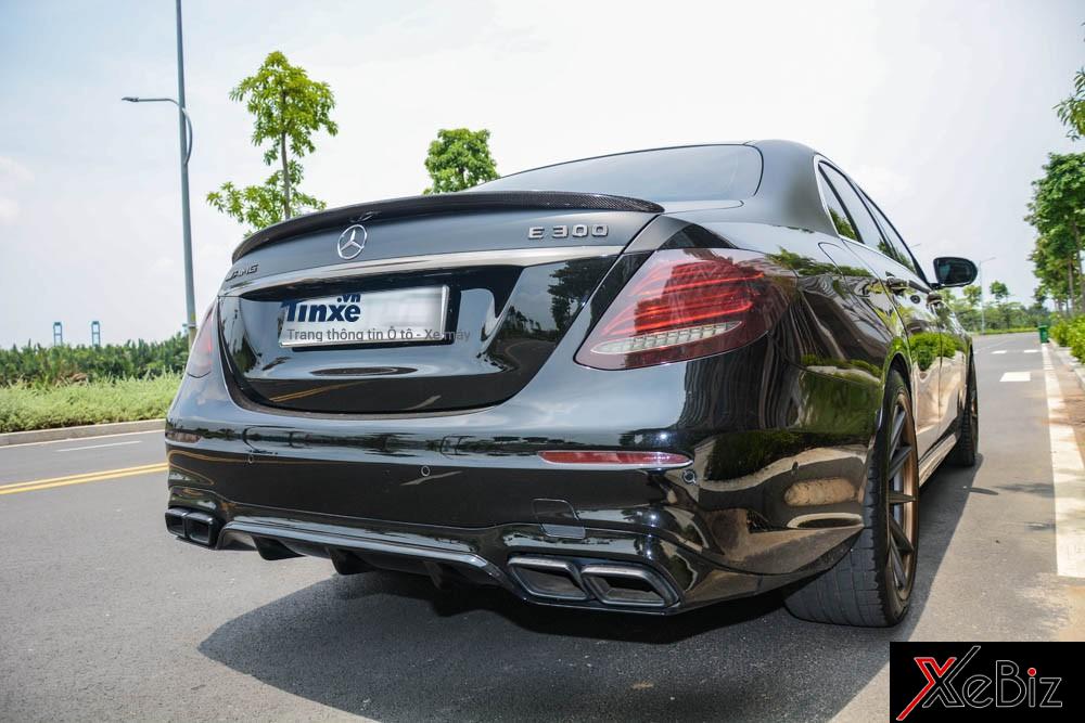 Được biết, người yêu xe tại Thủ Đức đã bỏ ra số tiền hơn 70 triệu Đồng để đặt hàng cũng như lắp ráp hoàn chỉnh bộ body kit bản hiệu suất cao E63 S lên chiếc Mercedes-Benz E300 AMG của mình. Được biết, người yêu xe tại Thủ Đức đã bỏ ra số tiền hơn 70 triệu Đồng để đặt hàng cũng như lắp ráp hoàn chỉnh bộ body kit bản hiệu suất cao E63 S lên chiếc Mercedes-Benz E300 AMG của mình.
