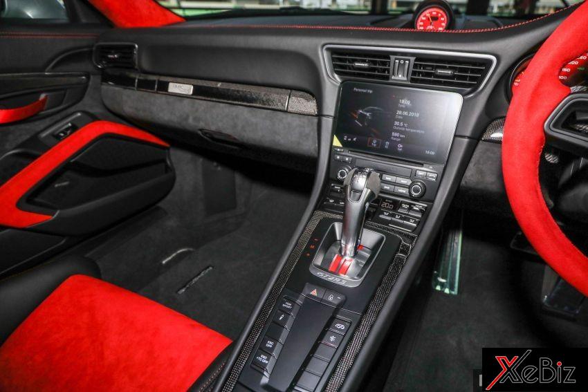 Cụm điều khiển trung tâm của Porsche 911 GT2 RS 2018