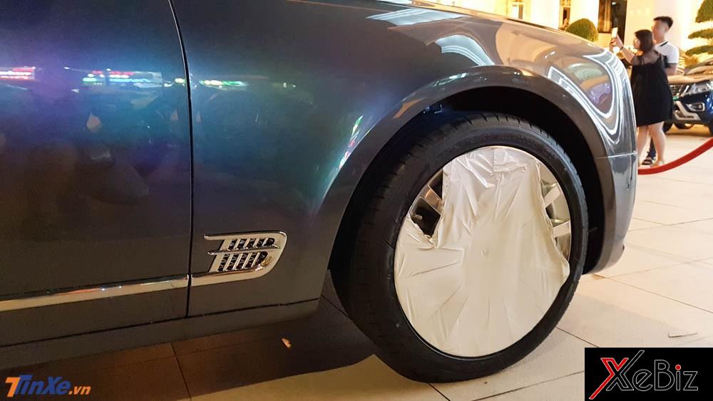 3 bộ mâm chiếc xe siêu sang này vẫn còn nguyên lớp đề-can bảo vệ 3 bộ mâm chiếc xe siêu sang này vẫn còn nguyên lớp đề-can bảo vệ