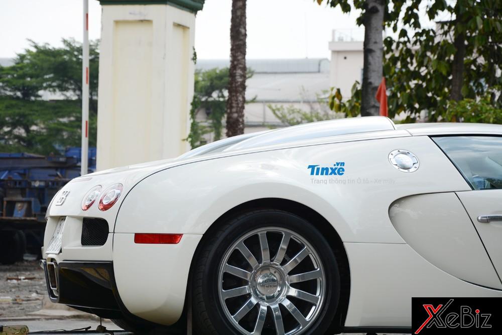 Bugatti Veyron mới được bàn giao cho ông chủ hãng cà phê Trung Nguyên&nbsp;được trang bị động cơ 16 xy-lanh xếp hình chữ W, dung tích 8 lít, 64 van, 4 trục cam, 4 bộ tăng áp, sản sinh công suất tối đa 1.001 mã lực và mô-men xoắn cực đại 1.250 Nm