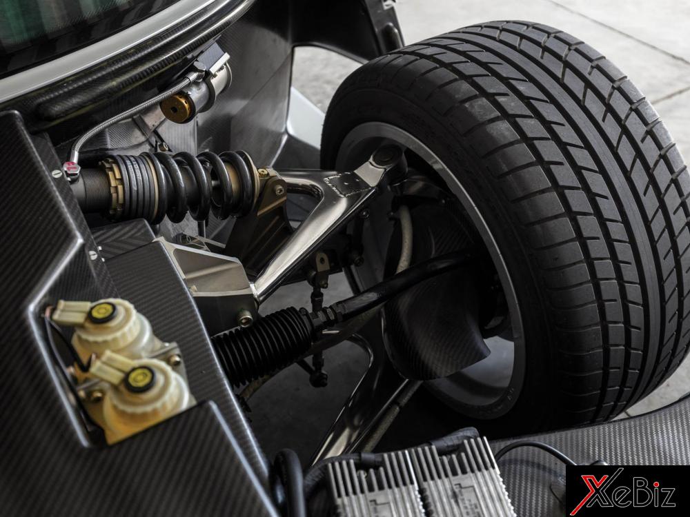 siêu xe Mercedes-Benz CLK GTR phiên bản đường công cộng sản sinh công suất tối đa 604 mã lực