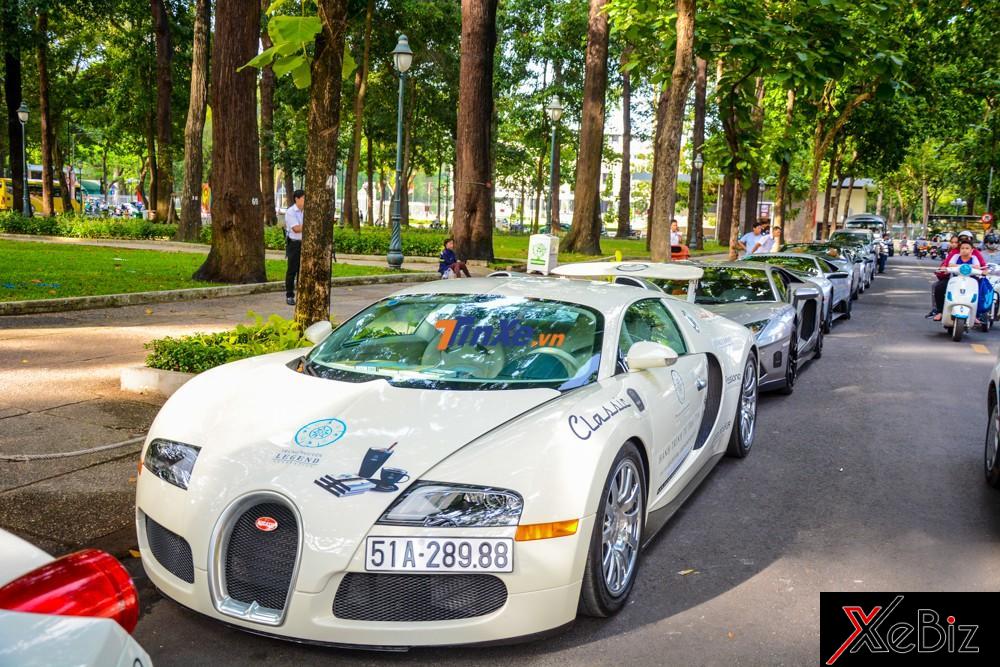 Có giá trị khủng nhất trong đoàn siêu xe của Chủ tịch Trung Nguyên tham gia buổi diễu hành chính là siêu phẩm Bugatti Veyron độc nhất vô nhị tại Việt Nam với mức giá ước tính không dưới 45 tỷ Đồng Có giá trị khủng nhất trong đoàn siêu xe của Chủ tịch Trung Nguyên tham gia buổi diễu hành chính là siêu phẩm Bugatti Veyron độc nhất vô nhị tại Việt Nam với mức giá ước tính không dưới 45 tỷ Đồng