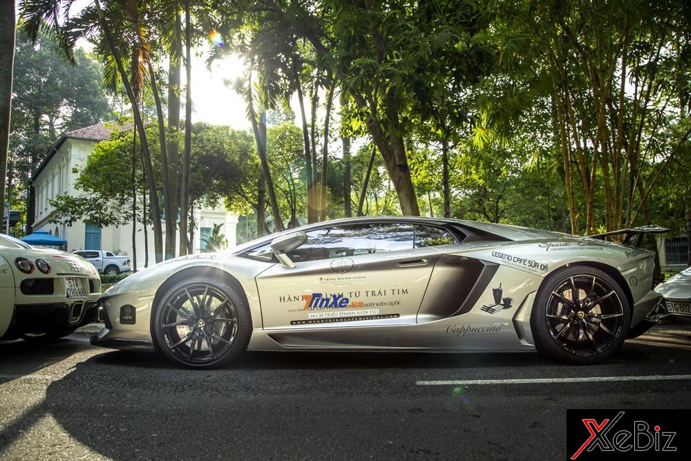 Ngoài Murcielago LP670-4 SV, đội hình siêu xe đi xuyên Việt của Chủ tịch Trung Nguyên còn có một chiếc Lamborghini khác nhưng thuộc bản cao hơn là Aventador LP700-4 Ngoài Murcielago LP670-4 SV, đội hình siêu xe đi xuyên Việt của Chủ tịch Trung Nguyên còn có một chiếc Lamborghini khác nhưng thuộc bản cao hơn là Aventador LP700-4