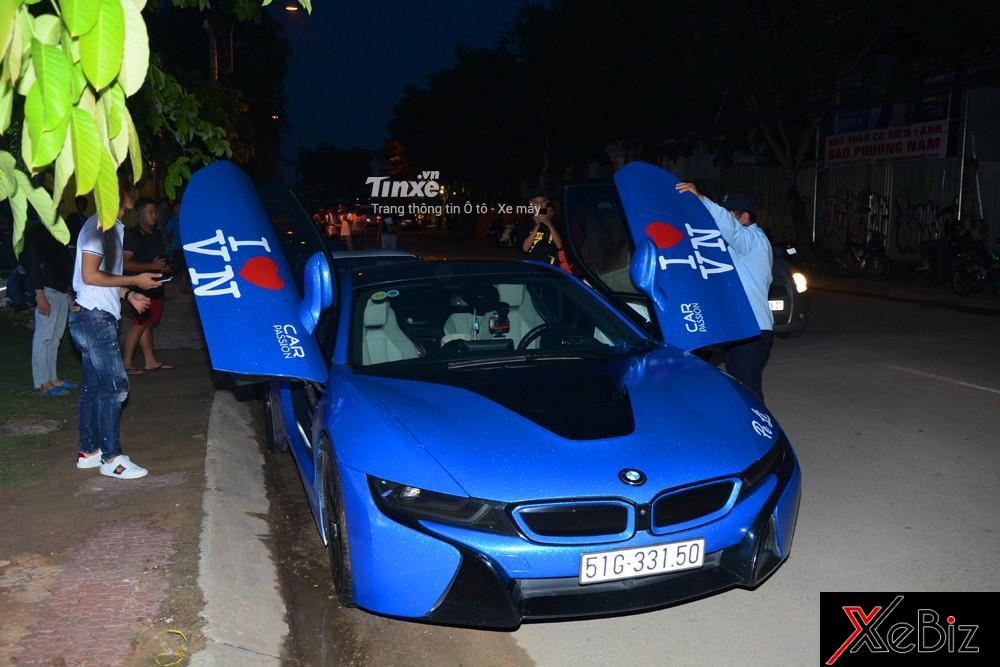 Ngoại thất chiếc BMW i8 này&nbsp;được dán&nbsp;đổi màu xanh dương nổi bật. Chưa dừng lại&nbsp;đó, nữ chủ nhân còn phủ thêm một lớp&nbsp;kim tuyến khá nổi bật.