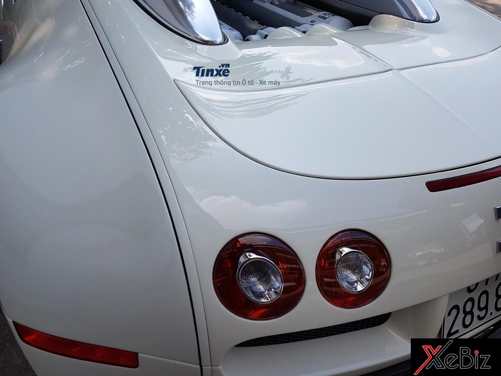 Cụm đèn hậu của Bugatti Veyron cũng có thiết kế hình tròn. Đèn phanh cũng như đèn báo lùi xe được tích hợp bên trong đèn hậu này.