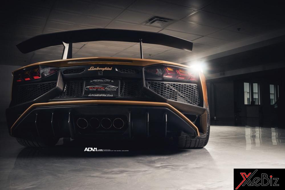 Lamborghini Aventador SV Roadster có thể tăng tốc từ vị trí xuất phát lên 100 km/h trong khoảng 2,9 giây trước khi đạt vận tốc tối đa 350 km/h