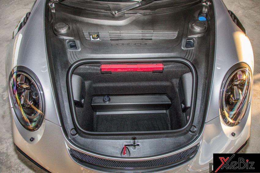 Khoang hành lý bên dưới nắp capô của Porsche 911 GT2 RS 2018