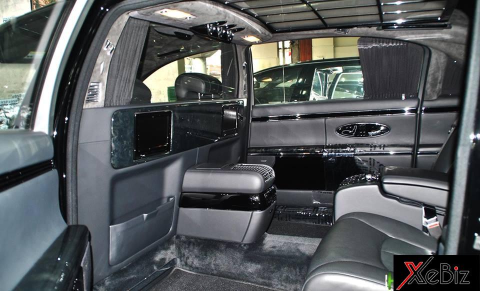 Ráp hát của Maybach 62S đang rao bán là dàn âm thanh đẳng cấp Bose đi kèm đầu DVD kết nối với 2 màn hình TFT 9,5 inch gắn sau lưng 2 hàng ghế trước. 2 bàn&nbsp;làm việc phía sau, rèm cửa chỉnh&nbsp;điện.
