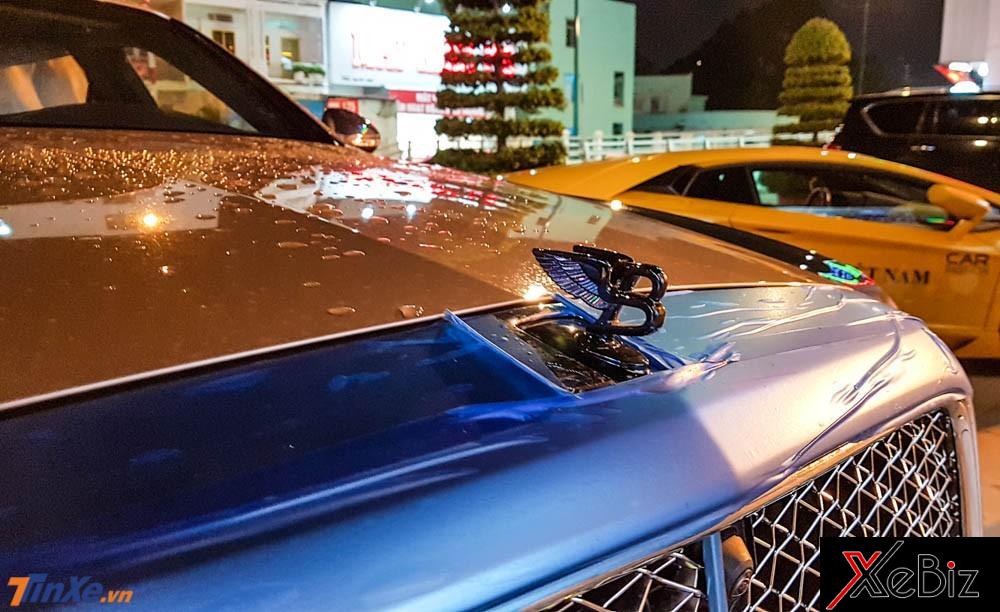 Logo chữ B được sơn màu tối Logo chữ B được sơn màu tối