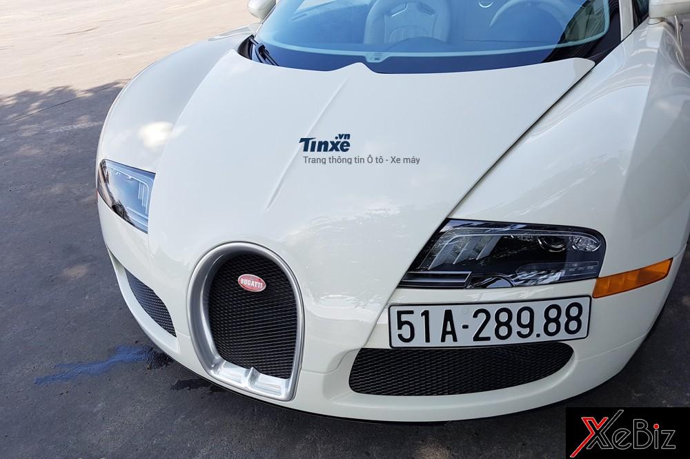 Bugatti Veyron có kích thước tổng thể bao gồm chiều dài 4.462 mm, rộng 1.998 mm và chiều cao 1.159 mm. Chiều dài cơ sở của ông hoàng tốc độ đạt mức 2.710 mm. Trọng lượng của xe dao động từ 1.838 đến 1.990 kg.