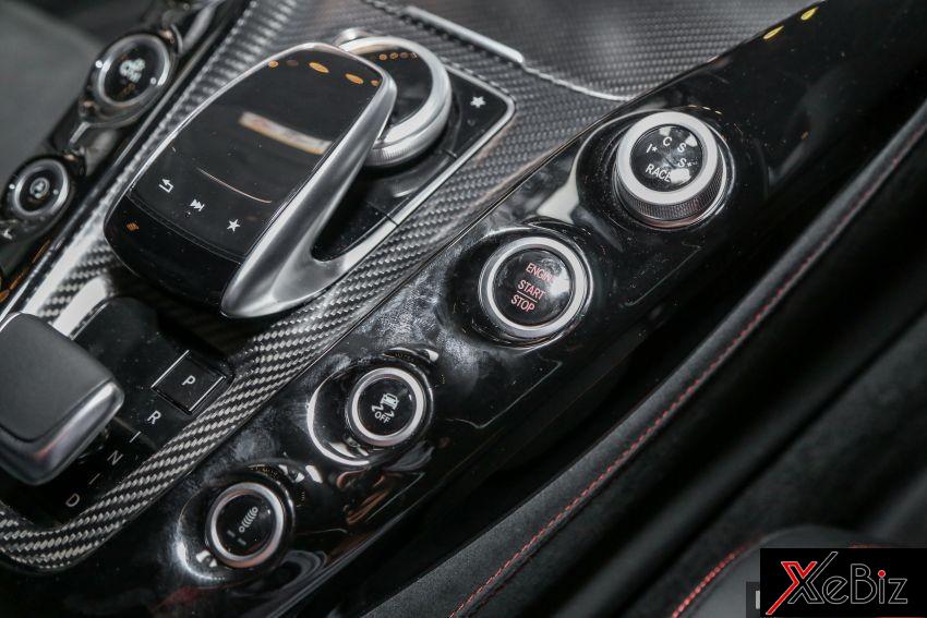Động cơ kết hợp cùng hộp số tự động 7 tốc độ AMG Speedshift 7G-DCT và hệ dẫn động bánh sau Động cơ kết hợp cùng hộp số tự động 7 tốc độ AMG Speedshift 7G-DCT và hệ dẫn động bánh sau