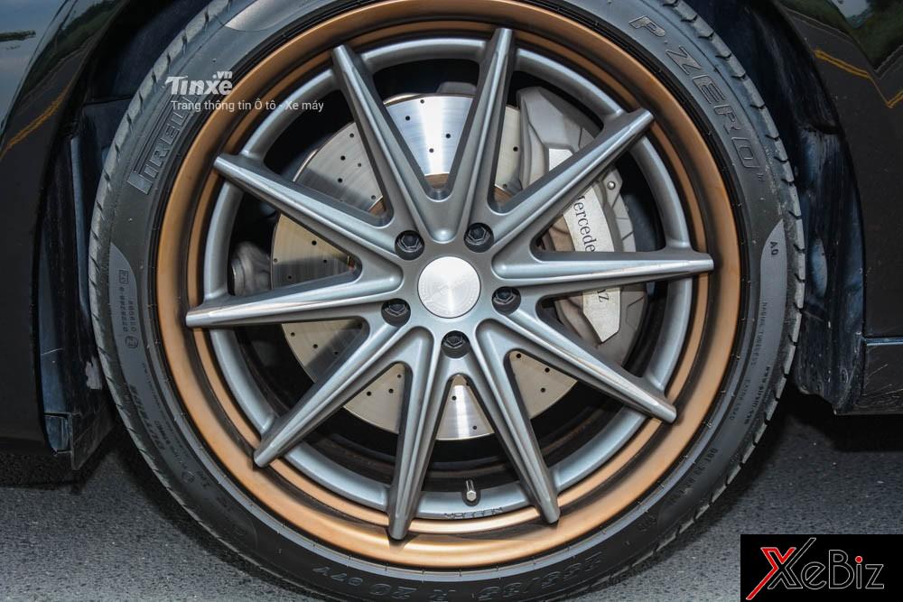 Điểm độc đáo ở bộ mâm Vossen của chiếc Mercedes-Benz E300 AMG độ body kit bản hiệu suất cao E63 S chính là vành ngoài sơn màu vàng đồng, trong khi đó, vành phía trong sơn màu xám đồng màu với 5 chấu kép. Điểm độc đáo ở bộ mâm Vossen của chiếc Mercedes-Benz E300 AMG độ body kit bản hiệu suất cao E63 S chính là vành ngoài sơn màu vàng đồng, trong khi đó, vành phía trong sơn màu xám đồng màu với 5 chấu kép.