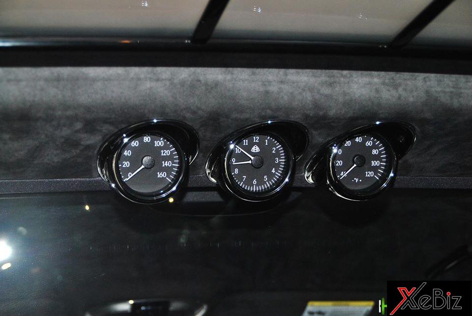 Dù ngồi hàng nghế phía sau nhưng&nbsp;ông chủ của Maybach 62S vẫn có thể nắm bắt&nbsp;được tốc&nbsp;độ của xe&nbsp;đang chạy thông qua một&nbsp;đồng hồ gắn trên trần xe. Ngoài&nbsp;ra, còn&nbsp;có&nbsp;2&nbsp;đồng&nbsp;hồ&nbsp;nữa&nbsp;báo&nbsp;nhiệt&nbsp;độ&nbsp;ngoài&nbsp;trời&nbsp;và&nbsp;thời&nbsp;gian.