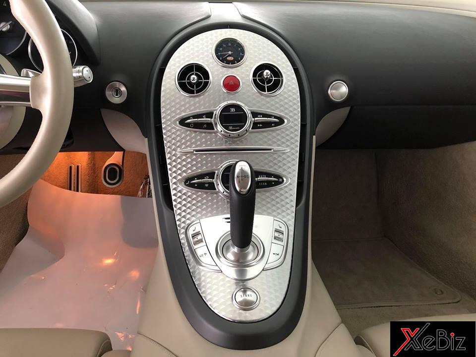 Siêu xe triệu đô mất 2,5 giây để tăng tốc lên 100 km/h từ vị trí xuất phát trước khi đạt vận tốc tối đa 407 km/h. Ở tốc độ tối đa 407 km/h, Veyron ngốn 47.000 lít không khí mỗi phút, bằng với lượng không khí mà một người hít thở trong 4 ngày.