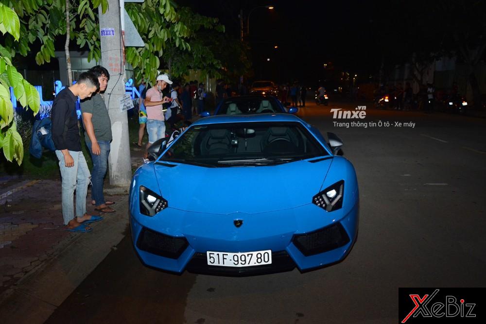 Đến trễ nhất trong dàn siêu xe vào tối qua là chiếc Lamborghini Aventador LP700-4 màu xanh Lemans của một người yêu xe tại Vũng Tàu.