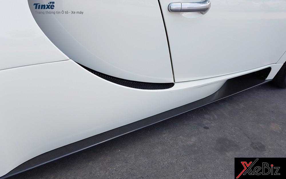 Ngoài bộ áo màu trắng, chiếc Bugatti Veyron của Chủ tịch Trung Nguyên còn có các chi tiết như cánh lướt gió phía trước và bên hông xe bằng sợi carbon. 