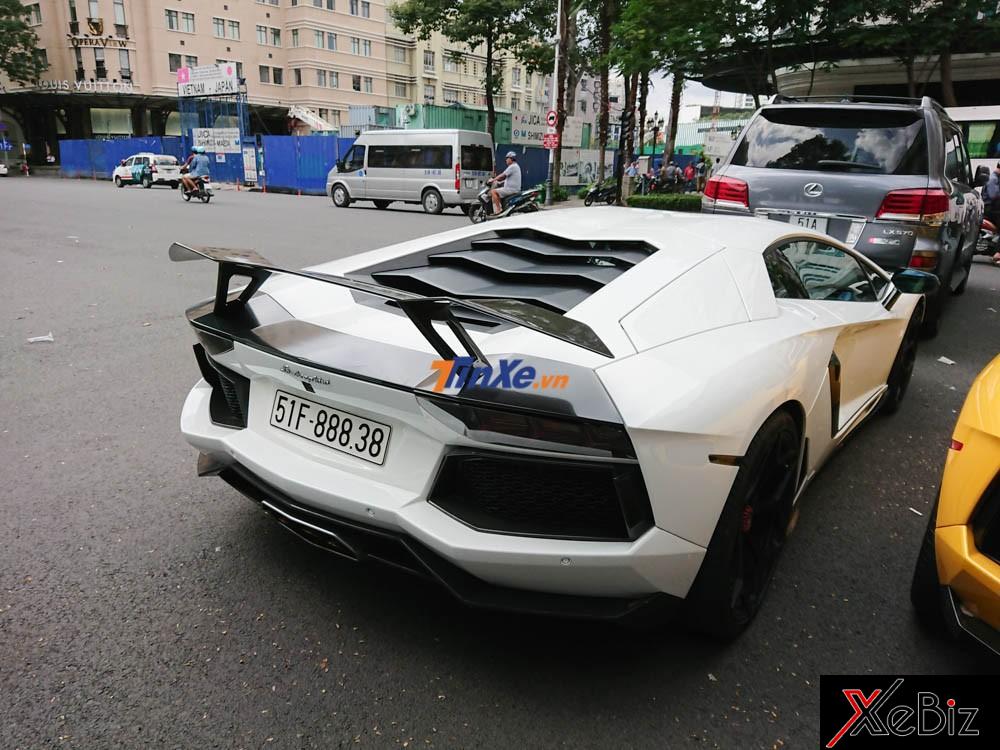 Chiếc màu trắng đã được chủ nhân độ lại body kit bằng sợi carbon của hãng độ Vorsteiner và bộ mâm NV1 của hãng Vossen. 