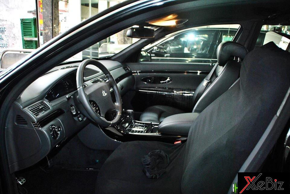 Khoang lái&nbsp;được trang bị nghèo nàn hơn so với hàng ghế sau nhưng tài xế vẫn có nhiều tính năng hữu&nbsp;ích như nhớ trạng thái&nbsp;vô-lăng, ghế ngồi nhớ&nbsp;vị trí, điều hòa tự động 4 vùng độc lập và&nbsp;liên&nbsp;lạc&nbsp;với&nbsp;hàng&nbsp;ghế&nbsp;sau qua điện&nbsp;thoại&nbsp;nội&nbsp;bộ&nbsp;trang bị&nbsp;trong xe.&nbsp;