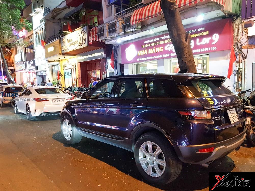 Range Rover Evoque và phía trên là Lexus