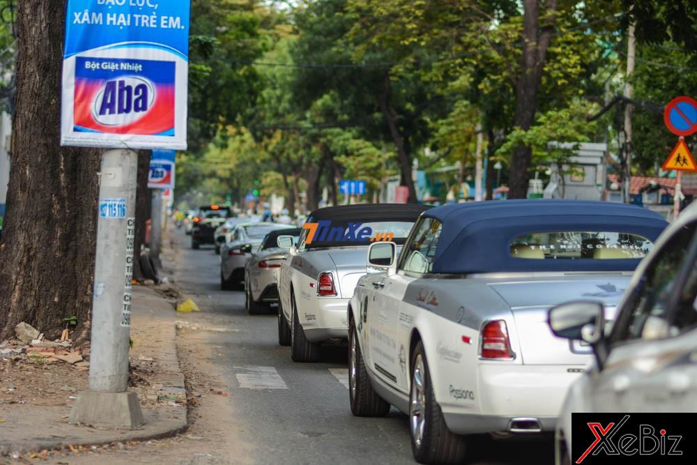 Trong khi đó, các xe mui trần bao gồm 2 chiếc Rolls-Royce Phantom Drophead Coupe Trong khi đó, các xe mui trần bao gồm 2 chiếc Rolls-Royce Phantom Drophead Coupe