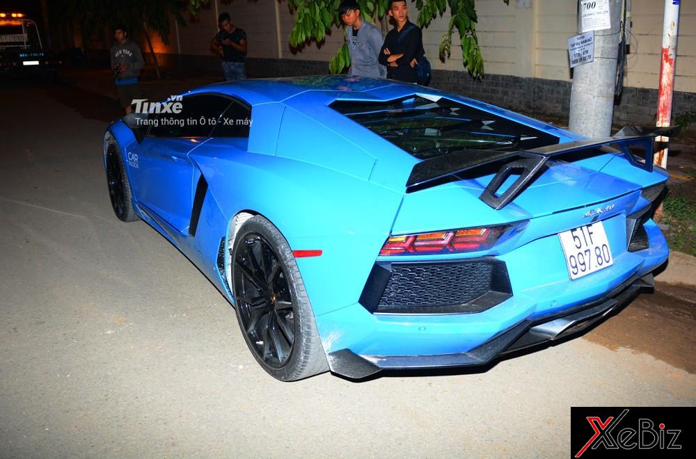 Tuy nhiên,&nbsp;để&nbsp;đáp lại hành trăm bạn trẻ&nbsp;đang&nbsp;đứng&nbsp;đợi, chủ nhân siêu xe Lamborghini Aventador liên tục nẹt pô&nbsp;để chào hỏi. Siêu bò này được chủ nhân thay pô độ của hãng Amytrix.