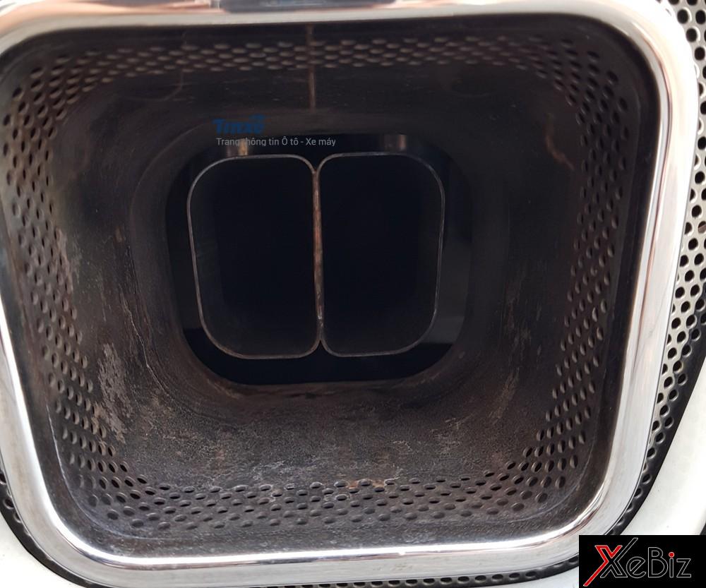 Cận cảnh ống xả trên ông hoàng tốc độ Bugatti Veyron.