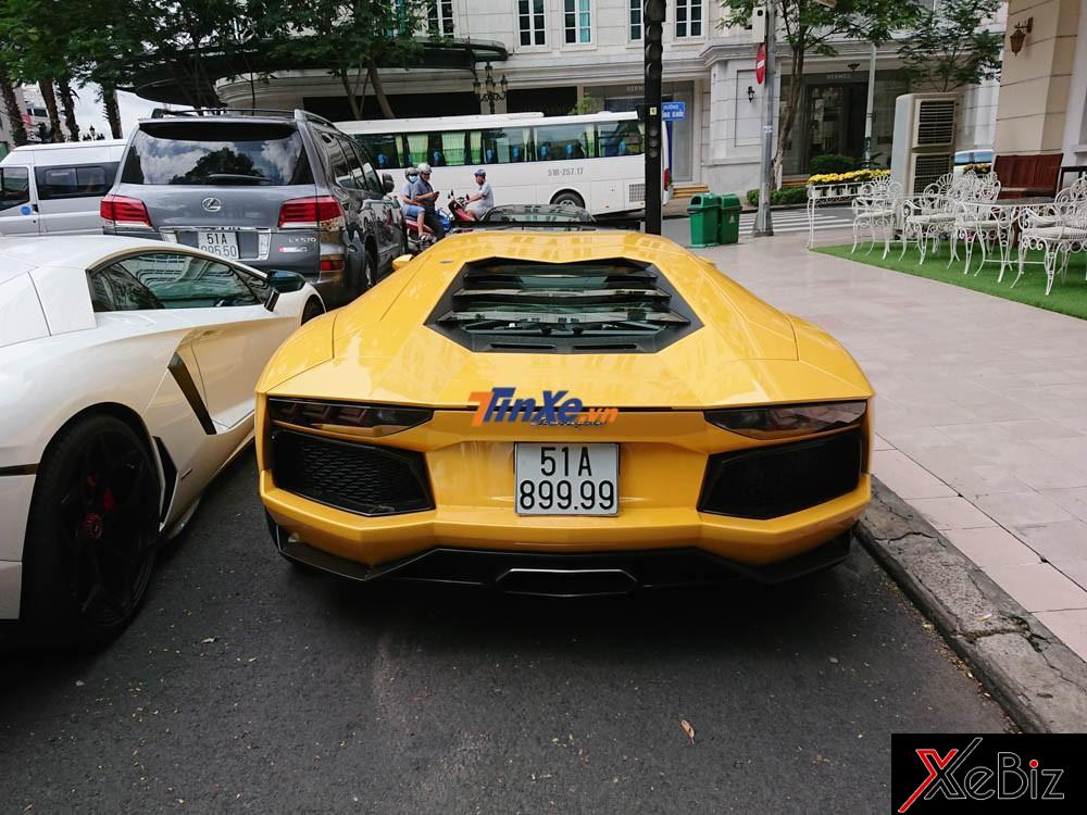 Chiếc màu vàng vẫn để ngoại thất zin. Đây cũng chính là chiếc Lamborghini Aventador LP700-4 đầu tiên có mặt tại Việt Nam