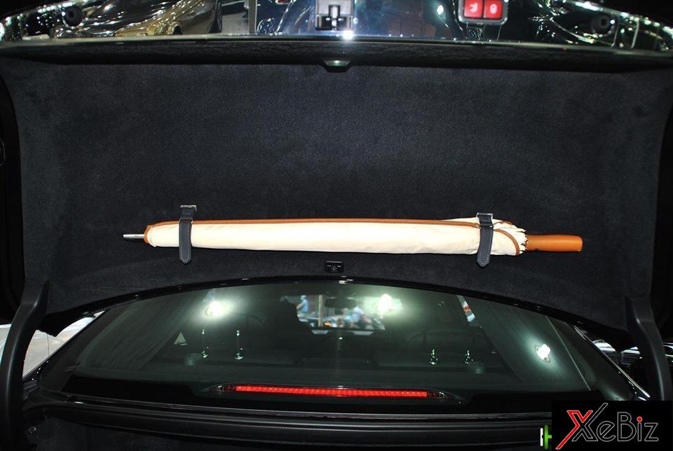 Cây&nbsp;dù che mưa của Maybach 62S&nbsp;được tích hợp sau cốp xe, chi tiết này trên Rolls-Royce&nbsp;được thiết kế&nbsp;độc&nbsp;đáo khi dấu vào bên trong thành cửa xe tài xế. Khi cần, tài xế chỉ mở cửa và mất nút sẽ lấy&nbsp;được cây dù ra ngay.