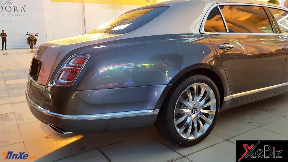 Do thuộc phiên bản trục cơ sở dài nên chiếc Bentley Mulsanne EWB 2018 của doanh nhân quận 12 có khoảng duỗi chân tăng thêm 250 mm Do thuộc phiên bản trục cơ sở dài nên chiếc Bentley Mulsanne EWB 2018 của doanh nhân quận 12 có khoảng duỗi chân tăng thêm 250 mm