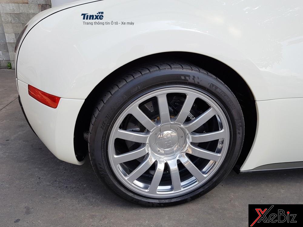 Bộ vành trên Bugatti Veyron mạ crôm sáng bóng. Sau khi lăn bánh khoảng 16.000 km, ước tính chủ nhân phải chi số tiền 55.000 USD để thay bộ vành mới. Ngoài ra, sau mỗi 4.000 km, chiếc Veyron phải được thay lốp mới và chi phí có thể lên đến 33.000 USD.