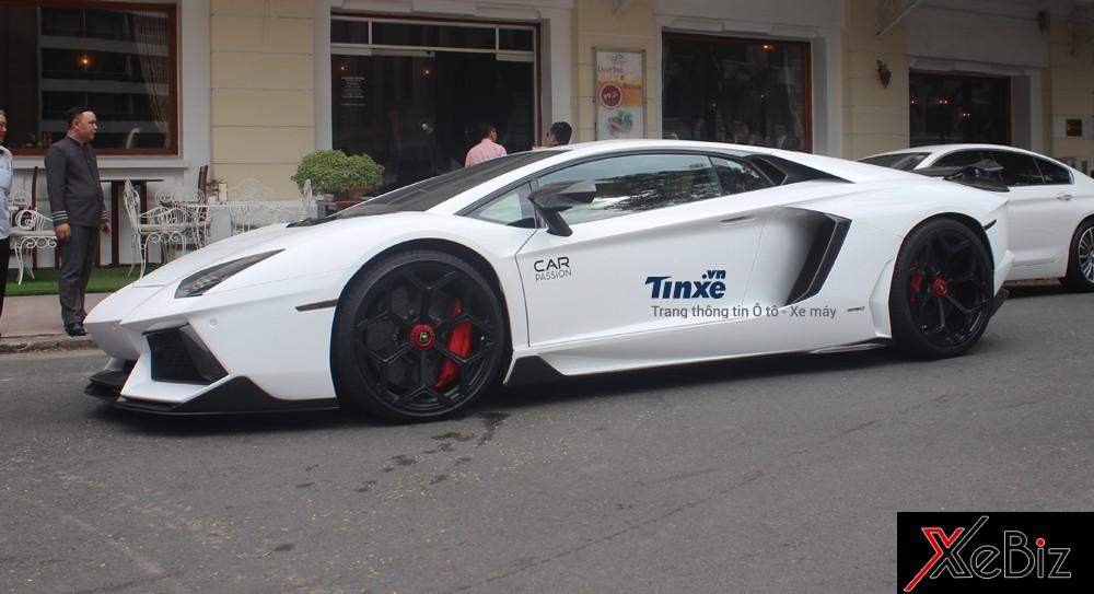 Lamborghini Aventador mui trần và bản Coupe đều sử dụng khối động cơ V12